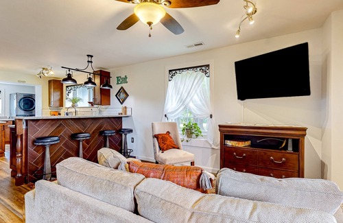 Hendersonville House | Spacious property with updated homes, streaming, firepit, grill, W/D, central AC