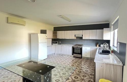 Lurnea House | Spacious Queen Room in Two Story House - L6