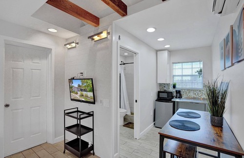 Middle River Terrace House | Spacious Queen Suite Near Beach & Dining