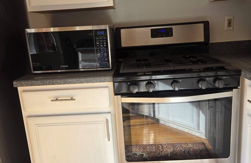 Germantown House | Spacious Quiet 3 Bedrooms Townhome in Germantown, MD (Free Parking)
