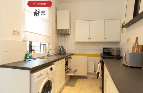 Leicester Apartment | Spacious, Quirky Home - Wi-Fi, Parking & Courtyard