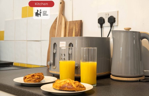 Leicester Apartment | Spacious, Quirky Home - Wi-Fi, Parking & Courtyard