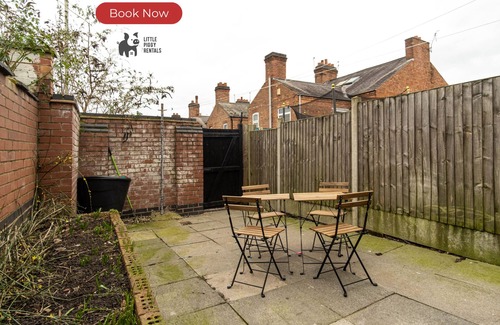 Leicester Apartment | Spacious, Quirky Home - Wi-Fi, Parking & Courtyard