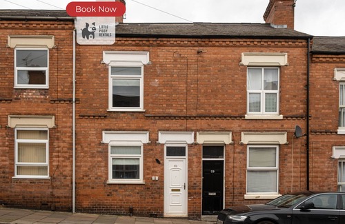 Leicester Apartment | Spacious, Quirky Home - Wi-Fi, Parking & Courtyard