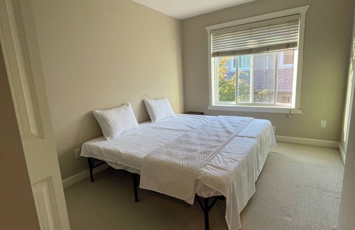 Fleetwood House | Spacious, quite 3 bedrooms 4 bathrooms townhome
