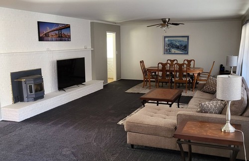 Red Bluff House | Spacious Red Bluff mid-century ranch style