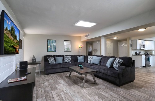 Tucson House | Spacious Remodel-Great Freeway access-Sleeps 12