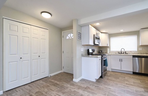 Tucson House | Spacious Remodel-Great Freeway access-Sleeps 12
