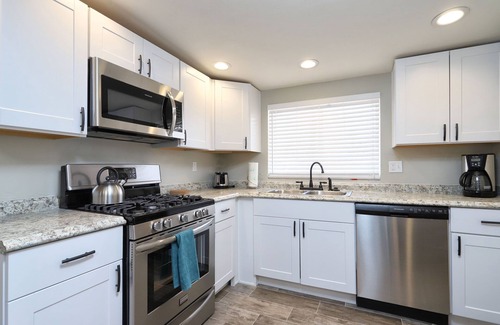 Tucson House | Spacious Remodel-Great Freeway access-Sleeps 12