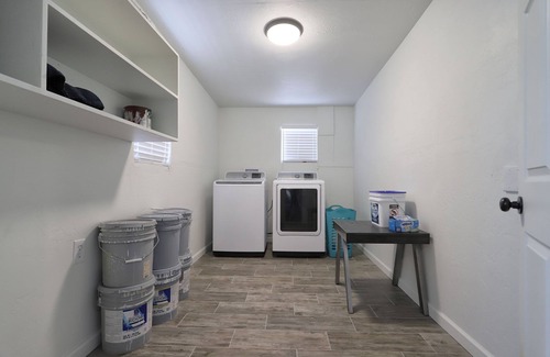 Tucson House | Spacious Remodel-Great Freeway access-Sleeps 12
