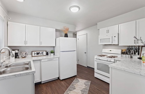Columbus House | Spacious, Reno’d, 4Bed/2Bath Home in Central Columbus with WiFi, & Fenced yard!