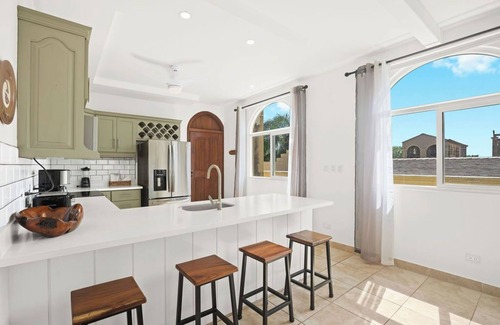 Playa Langosta Condo | Spacious Renovated 2 bedroom - 5 min Walk to Beach