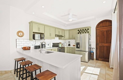 Playa Langosta Condo | Spacious Renovated 2 bedroom - 5 min Walk to Beach