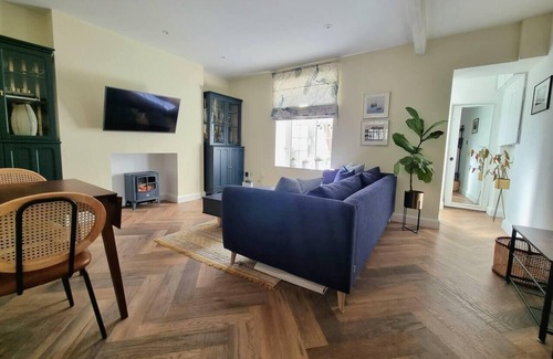 Addison Apartment | Spacious & Renovated 1-Bed Garden Flat in London