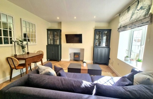 Addison Apartment | Spacious & Renovated 1-Bed Garden Flat in London