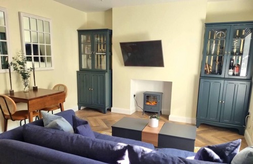 Addison Apartment | Spacious & Renovated 1-Bed Garden Flat in London