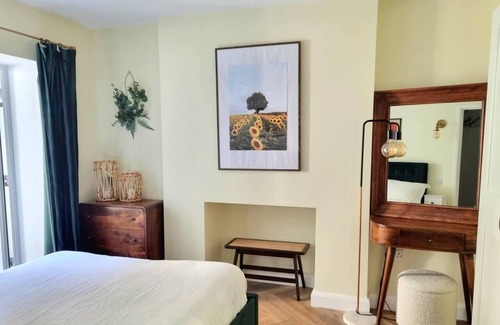 Addison Apartment | Spacious & Renovated 1-Bed Garden Flat in London