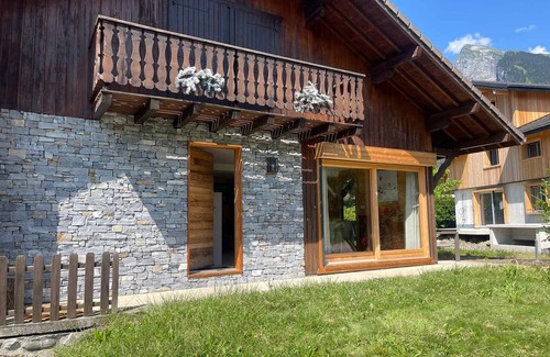 Samoens Ski Chalet | Spacious Renovated Chalet Near Shops, Ski Bus & Lake! Sleeps 8, Pet-Friendly, Garage Included