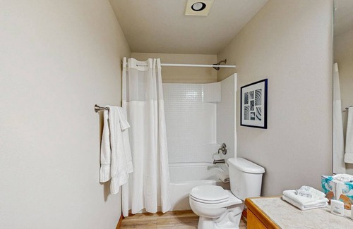 Atlantic House | Spacious Renovated Getaway Near Downtown Seattle & Stadiums