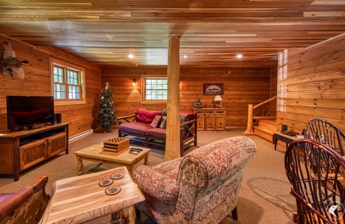 Lake Placid Cabin | Spacious Residence on Lake Placid Lake with Hot Tub!