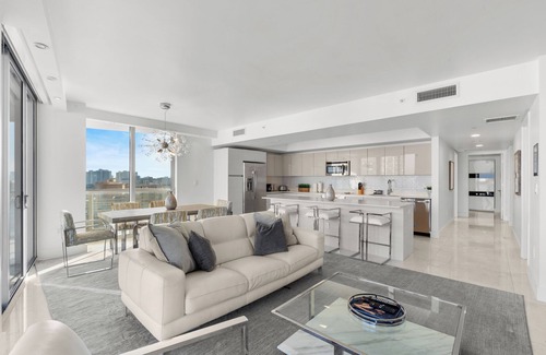 Hallandale Beach Condo | Spacious Resort Condo: Modern Comforts & Miami Vibes