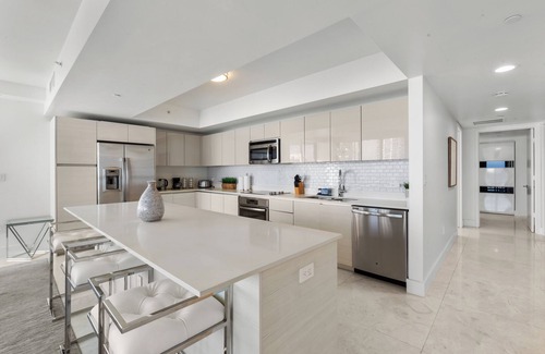 Hallandale Beach Condo | Spacious Resort Condo: Modern Comforts & Miami Vibes