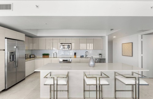 Hallandale Beach Condo | Spacious Resort Condo: Modern Comforts & Miami Vibes