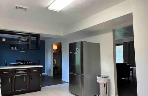 Bellefonte House | Spacious retreat:12 Min to Beaver Stadium, 1 min Fisherman’s Paradise, 8 to SCE
