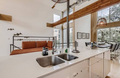 Brentwood House | Spacious Retreat for Groups W/Workspace Min to DT & SXSW Top Spots!