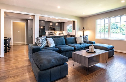 Glen Iris House | Spacious Retreat for All | Birmingham Getaway with Ping Pong Fun