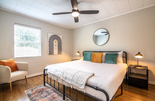 Glen Iris House | Spacious Retreat for All | Birmingham Getaway with Ping Pong Fun