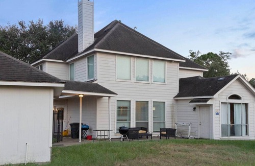 Barker House | Spacious Retreat for Crews, Corporates & Families