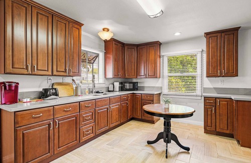 East Pasadena House | Spacious Retreat w Large Kitchen & Outdoor Patio