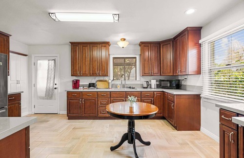 East Pasadena House | Spacious Retreat w Large Kitchen & Outdoor Patio