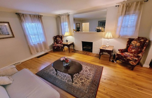 Montclair House | Spacious Retreat within walking distance to UK Campus & Hospital