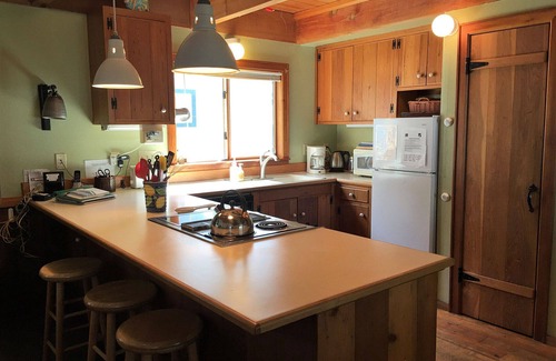 Yachats House | Spacious Riverfront Cabin, Eco-Friendly, Fireplace, Dogs welcome. Summer Pool.