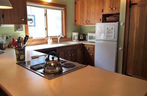 Yachats House | Spacious Riverfront Cabin, Eco-Friendly, Fireplace, Dogs welcome. Summer Pool.