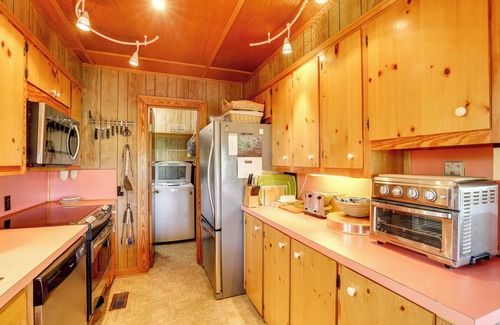 Jacksonboro House | Spacious Riverfront Cottage w/Dock in Green Pond!
