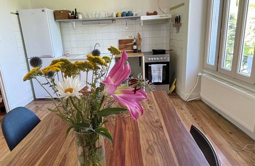 Cahors House | Spacious riverside getaway