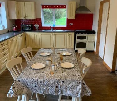 Gorslas House | Spacious romantic party cottage with log burner and Ultrafast Fibre near pub Pet friendly