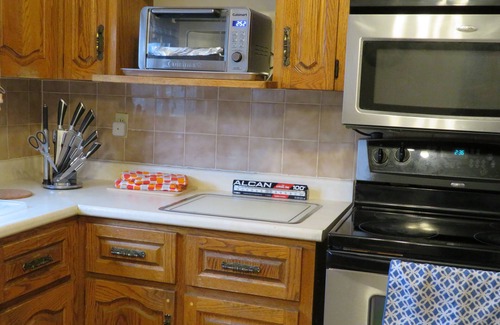 Bayview Woods - Steeles House | ★ Spacious Room 1♚Qn-Bed✚Shared Ensuite-Beryl