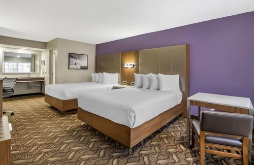 Inglewood Hotel | Spacious Room Close to LAX Airport – Great Home Base for Exploring LA
