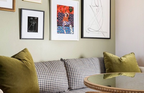 Hyde Park Hotel | Spacious Room Close to The Florida Aquarium, Bring Along Your Pets!