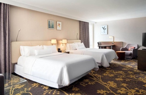 Downtown Cleveland Hotel | Spacious Room in DT Cleveland - Walk to Night Entertainment and Stadiums