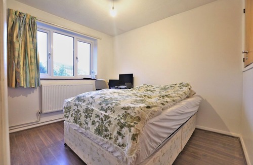 Seven Kings House | spacious room in shared house