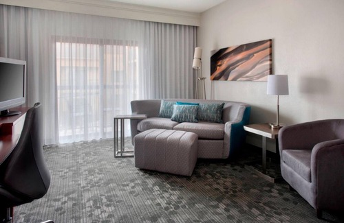Middletown Hotel | Spacious Room w/2 Pools & Hot Tub Access - Ideal for Leisure or Business