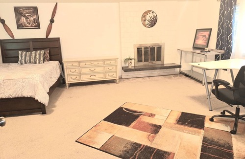 Lynnwood House | Spacious room with a private bathroom in a quiet house and a safe neighborhood