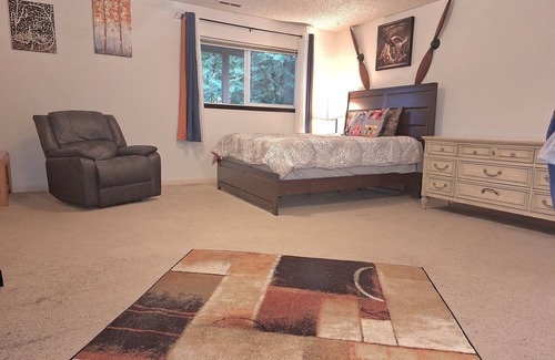 Lynnwood House | Spacious room with a private bathroom in a quiet house and a safe neighborhood