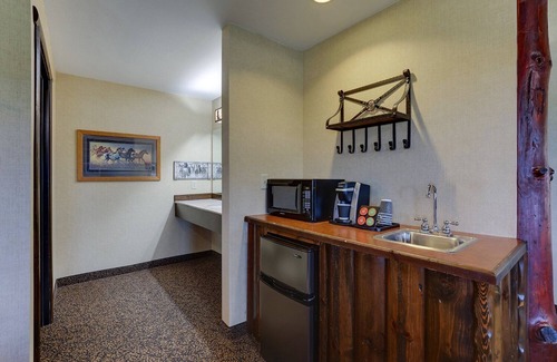 Columbia Hotel | Spacious Rustic-Charm Suites in Columbia - Pool, Fireplace | 2 Units