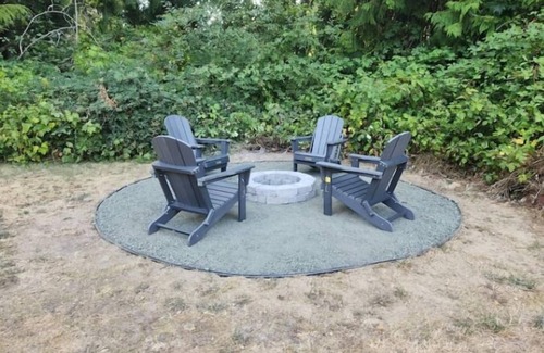 Retsil House | Spacious , RV parking, yard, cozy fireplaces, game library, near Manchester